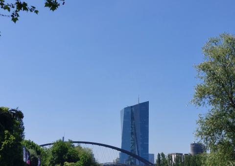 Das Gebäude der EZB in Frankfurt von Offenbach aus gesehen