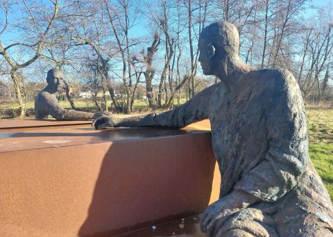 Sculpture de Hanneke Beaumont (née 1947 à Maastricht), deux hommes sont assis face à face à une table, à moitié tournés l'un vers l'autre.