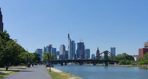 Blick auf Frankfurter Skyline im Sommer 2023