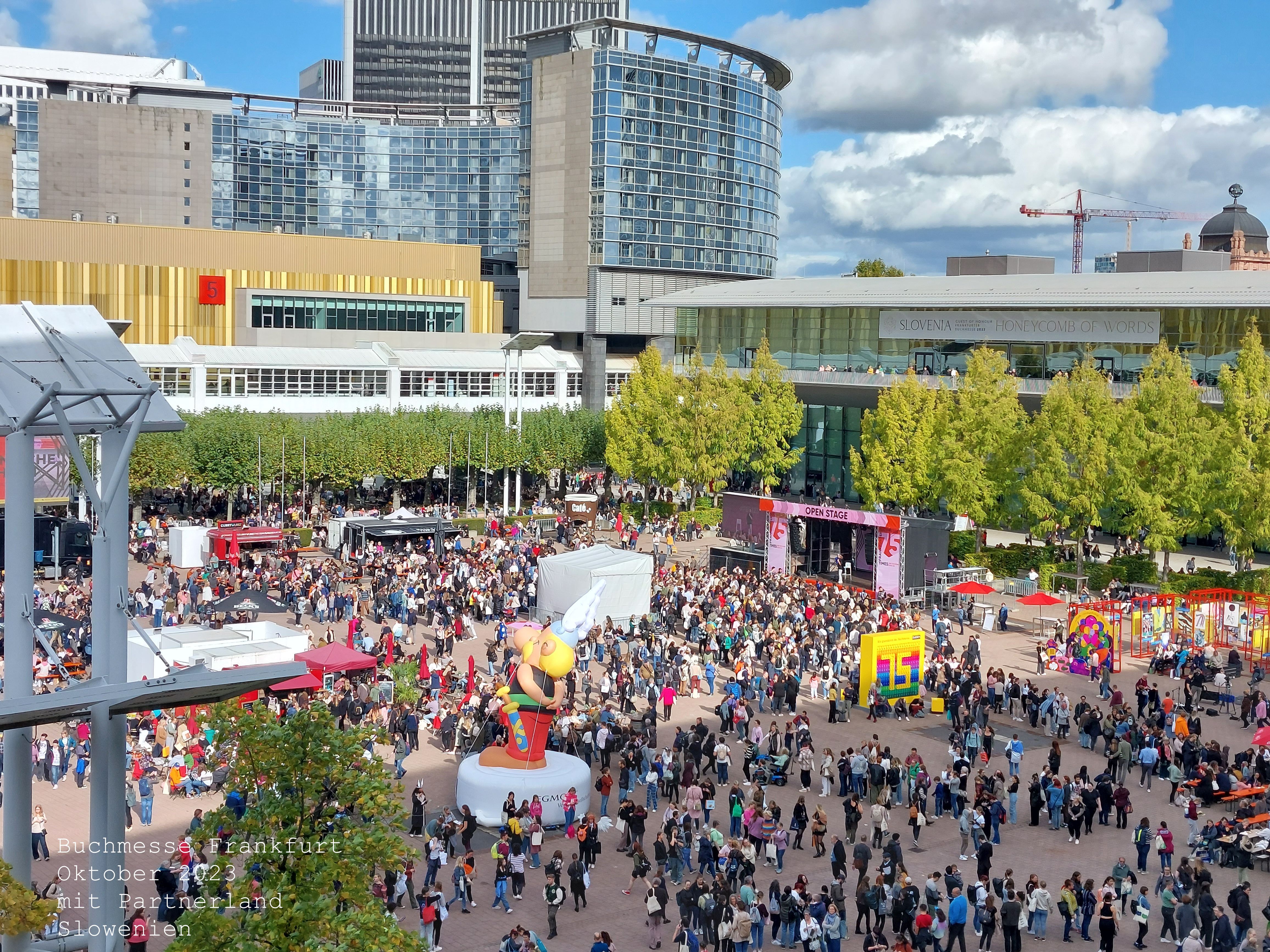 Buchmesse Frankfurt 2023 mit Partnerland Slowenien - Blick auf den Innenhof