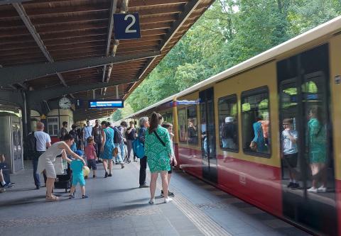 Fahrgäste an der S-Bahnstation Berlin-Waidmannslust, Reinickendorf, Sommer 23