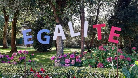 Foto: „Egalité“: Schriftzug im Park des Dior-Museums in Granville, Normandie, 08_2019